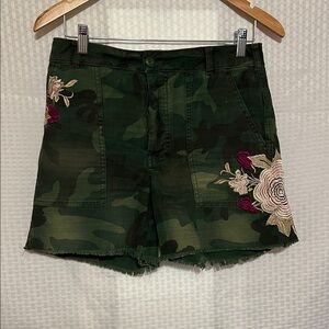 #864 Free People Green Camo Embroidered Floral Utility Shorts